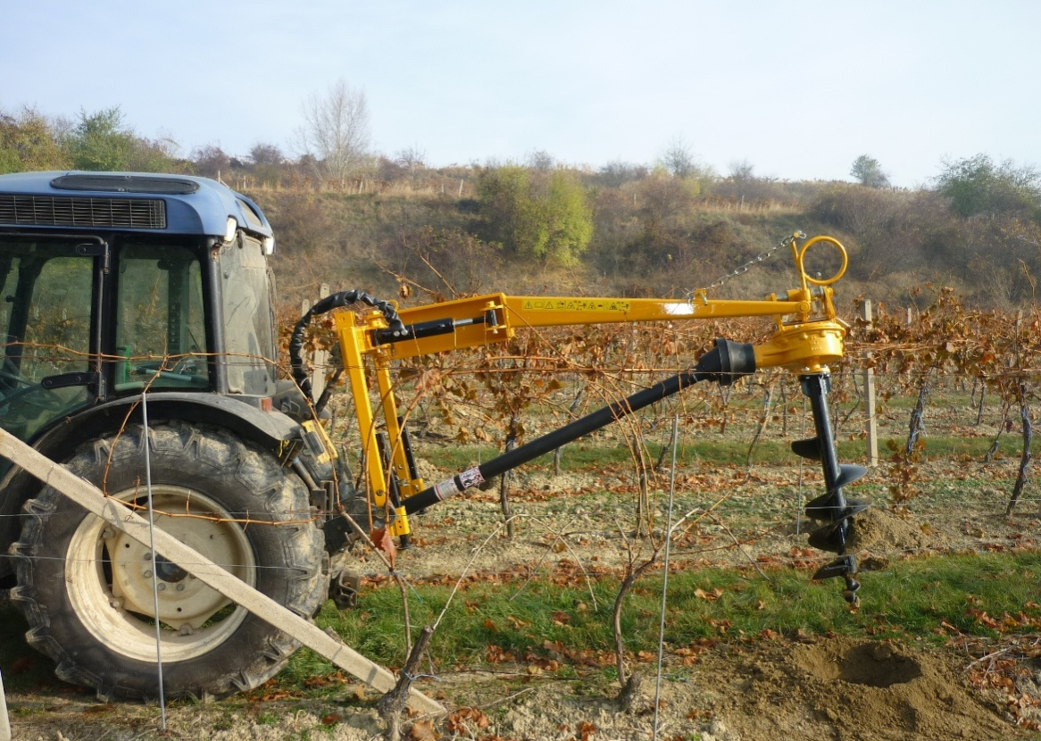 Traktorový půdní vrták do tříbodového závěsu